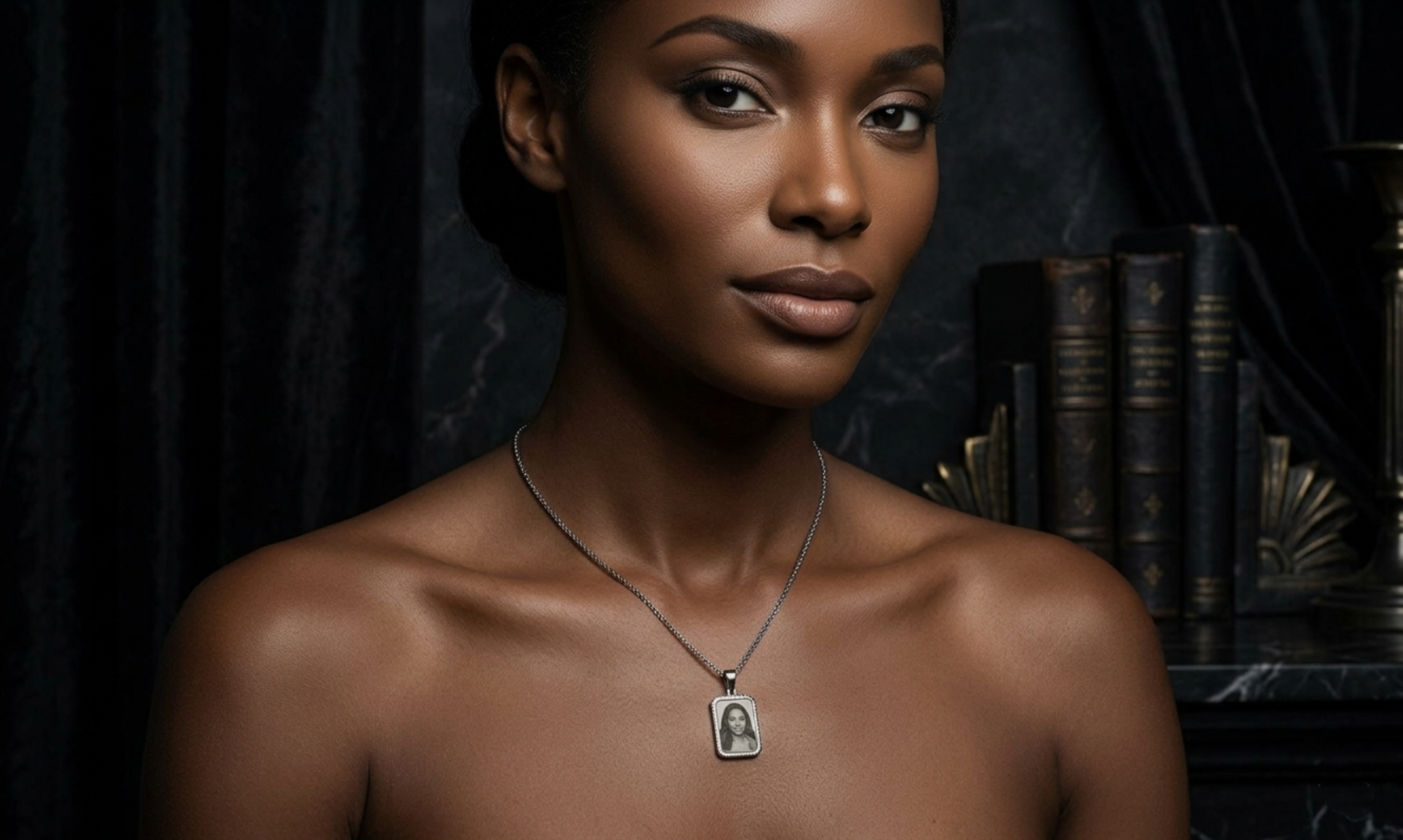 Modella elegante che indossa una collana in acciaio personalizzata con incisione laser di una fotografia, Velamora Gioielli.
